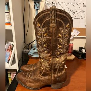 Ariat size 8.5 women’s western boots